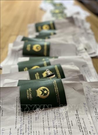 Chuyến bay sơ tán thứ hai từ Romania về Việt Nam ảnh 3