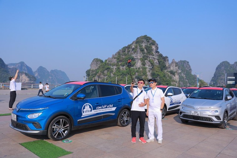 Đoàn xe điện VinFast tạo hình chữ V khổng lồ bên Vịnh Hạ Long ảnh 2