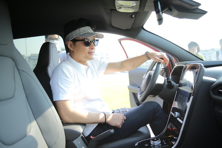 Đoàn xe điện VinFast tạo hình chữ V khổng lồ bên Vịnh Hạ Long ảnh 3