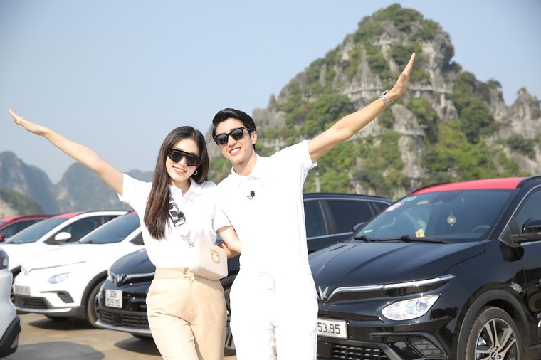 Đoàn xe điện VinFast tạo hình chữ V khổng lồ bên Vịnh Hạ Long ảnh 4