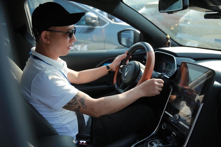 Đoàn xe điện VinFast tạo hình chữ V khổng lồ bên Vịnh Hạ Long ảnh 7