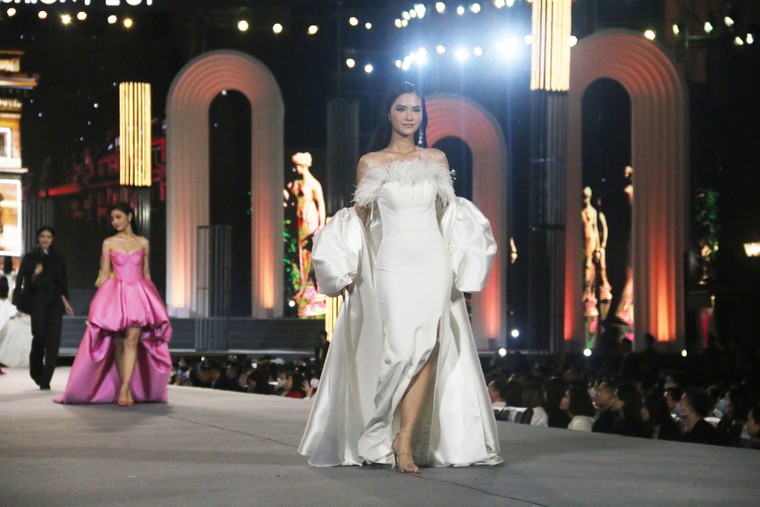 Mãn nhãn với đêm thời trang của Miss World Vietnam 2022 ảnh 7