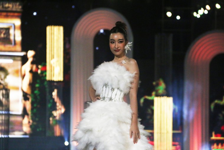 Mãn nhãn với đêm thời trang của Miss World Vietnam 2022 ảnh 1