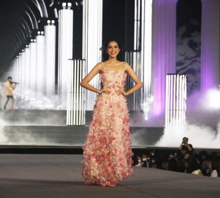 Mãn nhãn với đêm thời trang của Miss World Vietnam 2022 ảnh 2