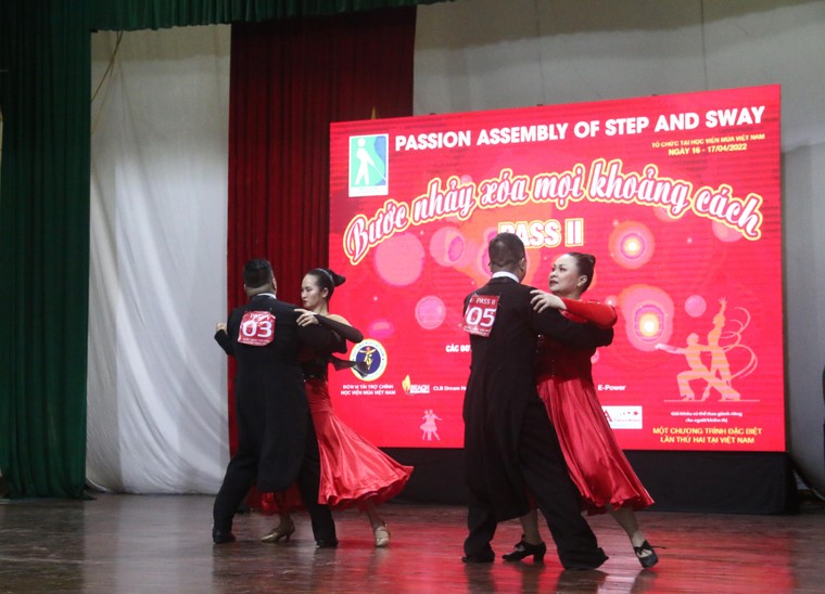 Người khiếm thị Hà Nội thi đấu tại giải dancesport "Bước nhảy xóa mọi khoảng cách" ảnh 3