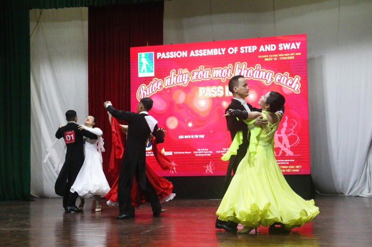 Người khiếm thị Hà Nội thi đấu tại giải dancesport "Bước nhảy xóa mọi khoảng cách" ảnh 2