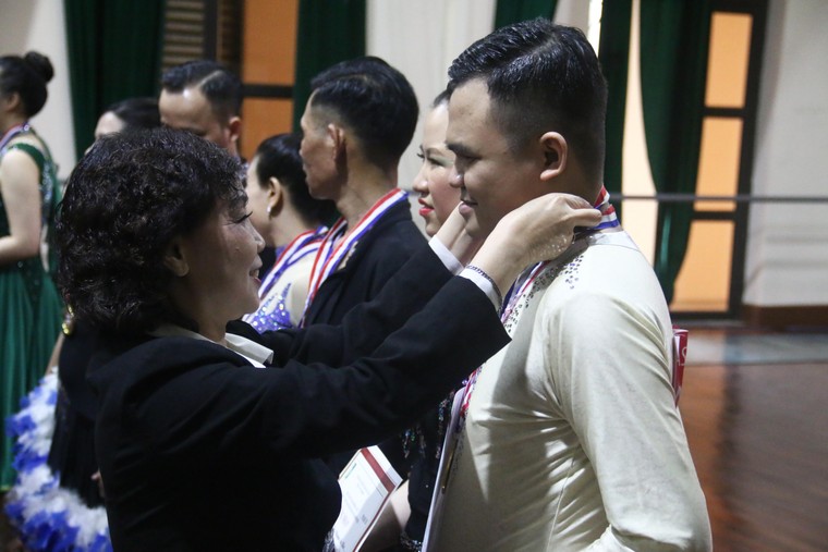 Người khiếm thị Hà Nội thi đấu tại giải dancesport "Bước nhảy xóa mọi khoảng cách" ảnh 8