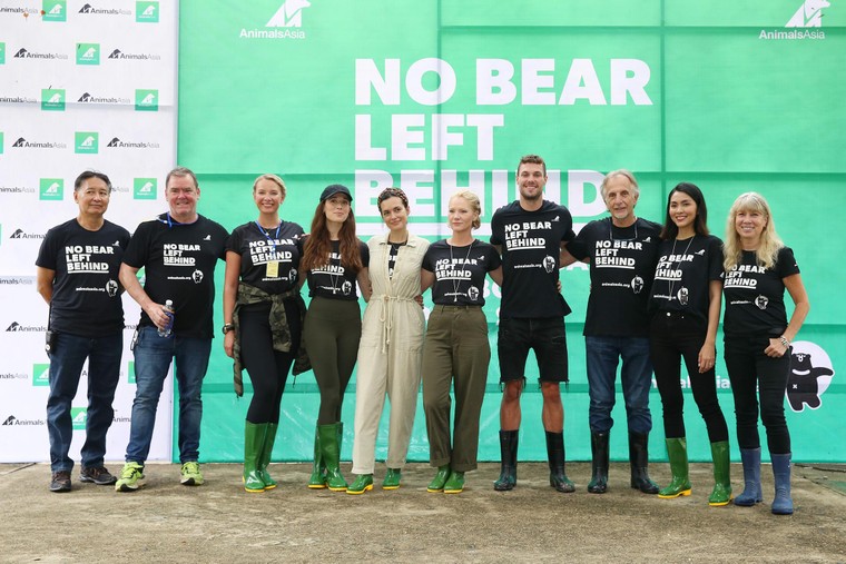 Tăng Thanh Hà cùng nhiều ngôi sao chăm sóc gấu tại Tam Đảo ảnh 1