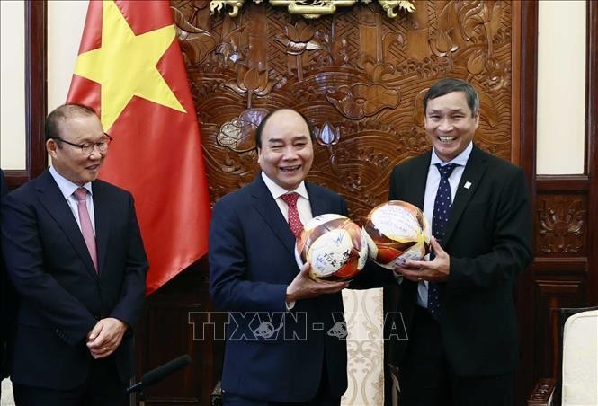 Chủ tịch nước tiếp HLV Park Hang-seo và Mai Đức Chung ảnh 3