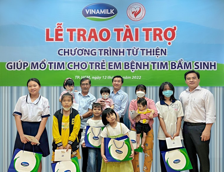 Vinamilk ủng hộ Hội Bảo trợ Bệnh nhân nghèo TP.HCM 500 triệu đồng cho các bệnh nhi nghèo mổ tim ảnh 2