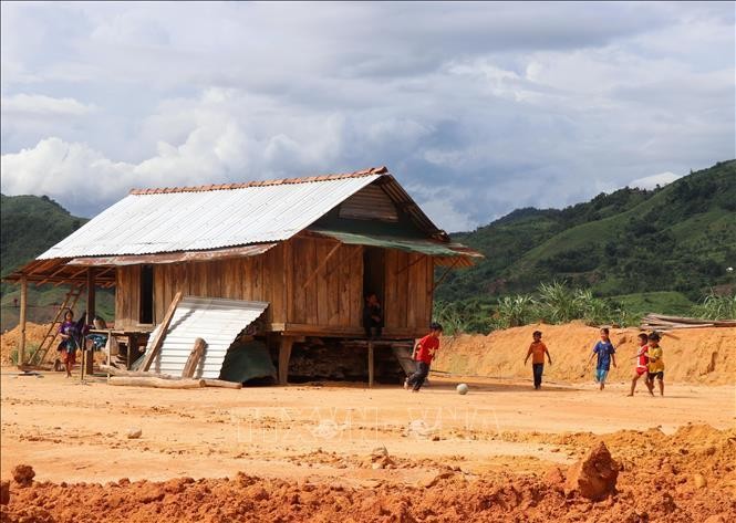 Quảng Ngãi: Khẩn trương đưa dân vùng sạt lở vào khu tái định cư trước mùa mưa bão ảnh 2