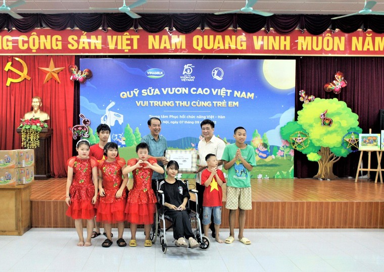Thêm một mùa trung thu ấm áp trong hành trình 15 năm của quỹ sữa vươn cao Việt Nam ảnh 3