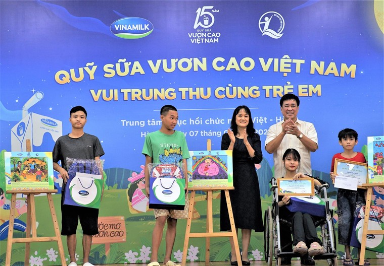 Thêm một mùa trung thu ấm áp trong hành trình 15 năm của quỹ sữa vươn cao Việt Nam ảnh 6