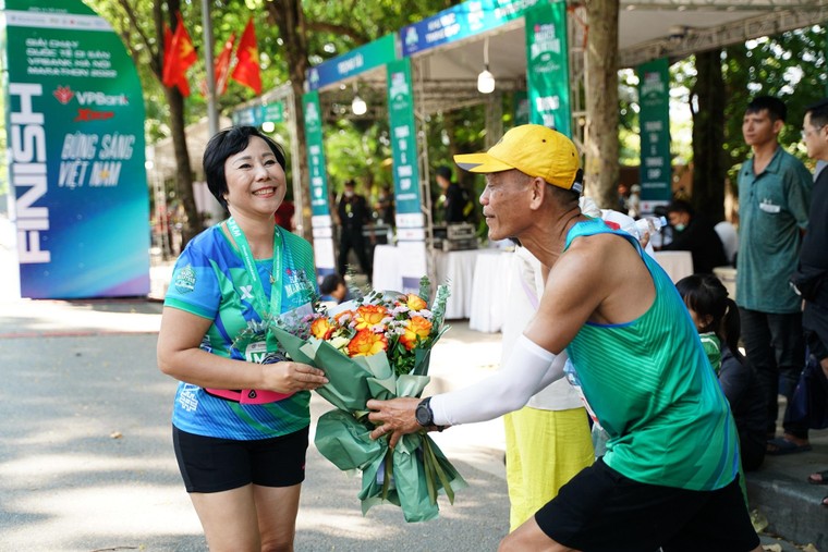 Những runner gây ấn tượng đặc biệt tại VPBank Hanoi Marathon ảnh 6