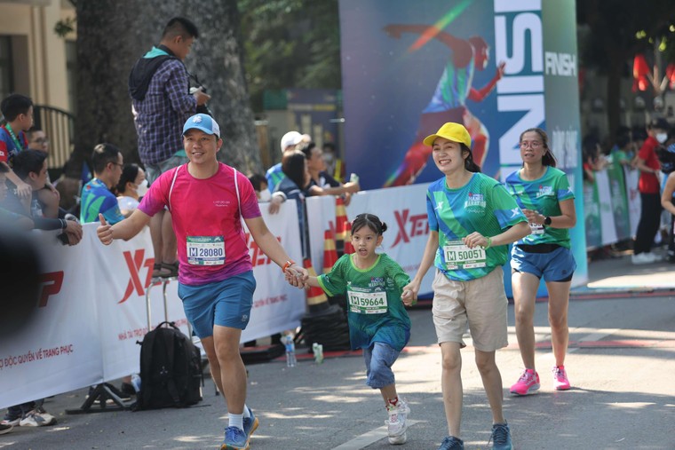 Những runner gây ấn tượng đặc biệt tại VPBank Hanoi Marathon ảnh 11