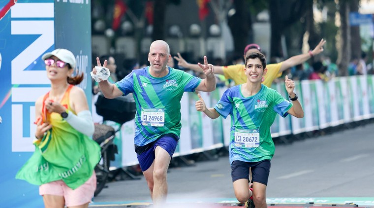 Những runner gây ấn tượng đặc biệt tại VPBank Hanoi Marathon ảnh 12