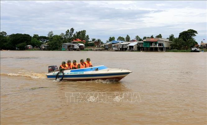 Quyết liệt với 'trận chiến' chống buôn lậu mùa lũ ảnh 2