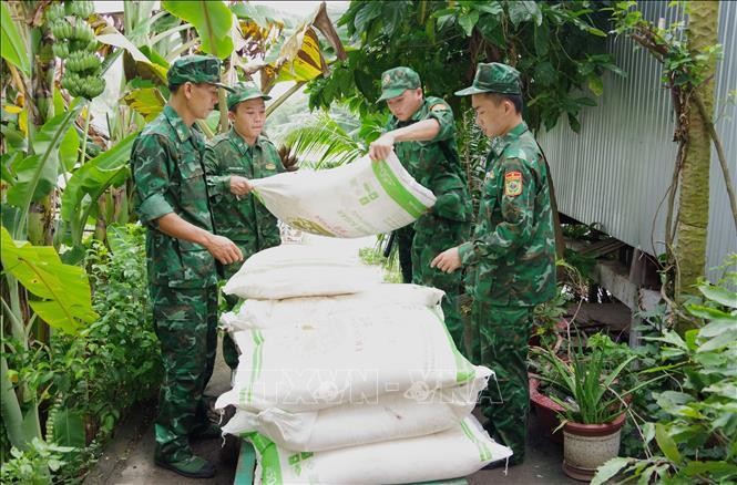 Quyết liệt với 'trận chiến' chống buôn lậu mùa lũ ảnh 1