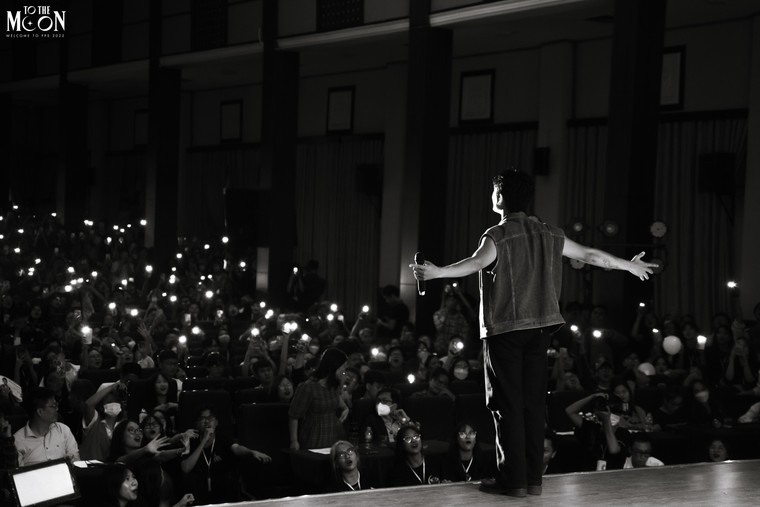 Grey D và Andiez xuất hiện cực cháy trong đêm nhạc chào tân sinh viên trường Báo ảnh 4