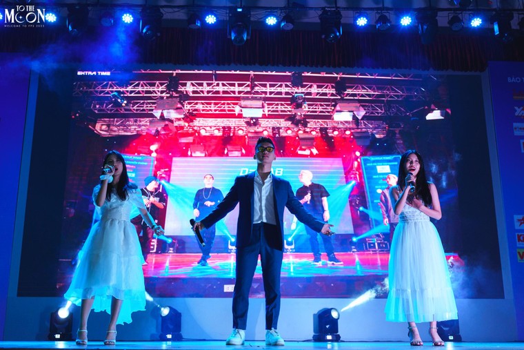 Grey D và Andiez xuất hiện cực cháy trong đêm nhạc chào tân sinh viên trường Báo ảnh 6