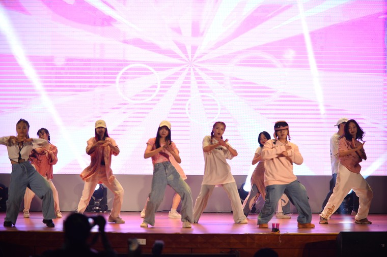 Lou Hoàng, Dlow, Huyền Tâm Môn 'đốt cháy' đêm nhạc hội Fire Up 2022 - Perfect Puzzle ảnh 3