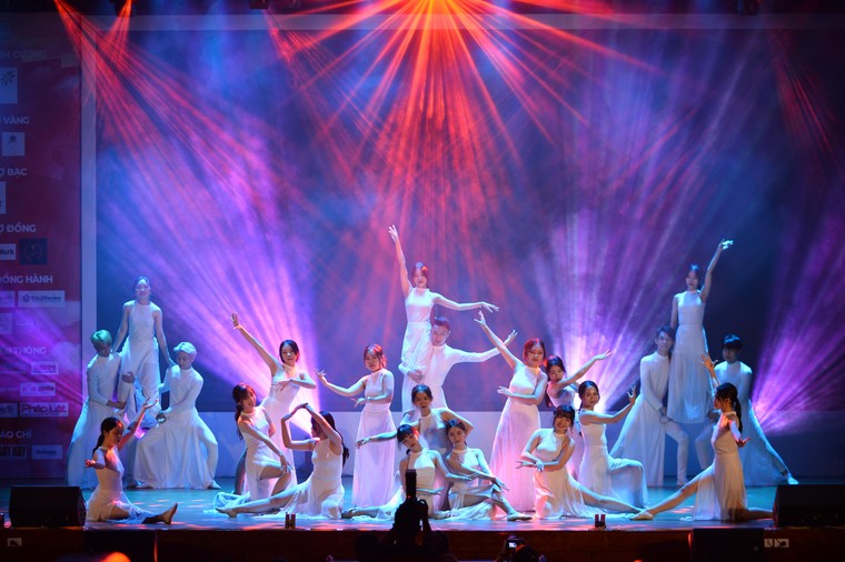 Lou Hoàng, Dlow, Huyền Tâm Môn 'đốt cháy' đêm nhạc hội Fire Up 2022 - Perfect Puzzle ảnh 5