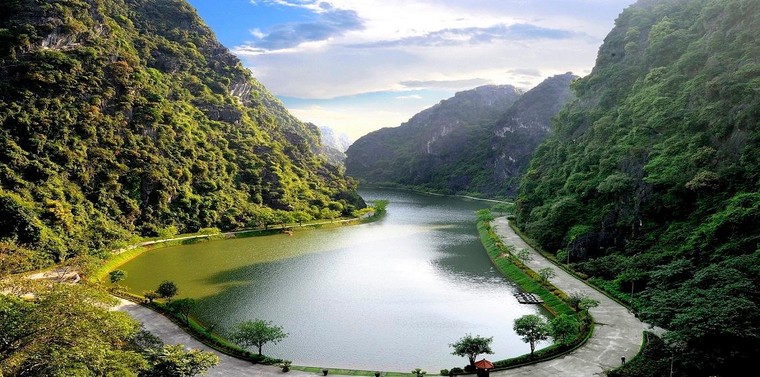 Phát triển du lịch bền vững cùng Quần thể danh thắng Tràng An ảnh 1