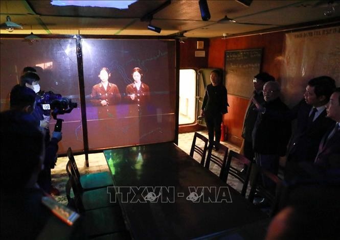 Triển lãm “Từ mặt đất đến bầu trời”: sống lại hồi ức 12 ngày đêm bảo vệ bầu trời Hà Nội ảnh 1