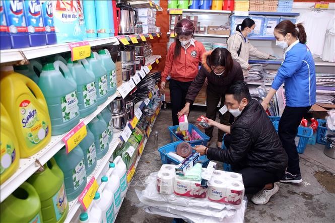 'Siêu thị lưu động' hỗ trợ người dân bị thiệt hại do mưa lũ đón Tết ảnh 1