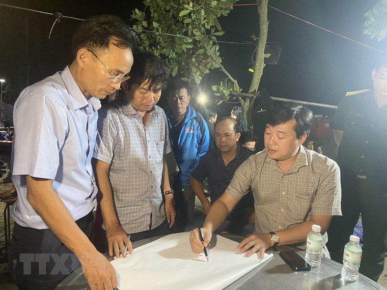 Vẫn chưa thể giải cứu bé trai bị rơi xuống cọc bê tông ảnh 3