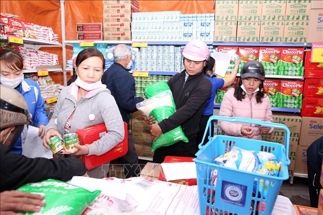 'Siêu thị lưu động' hỗ trợ người dân bị thiệt hại do mưa lũ đón Tết ảnh 2