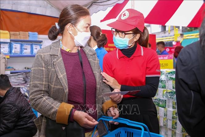 'Siêu thị lưu động' hỗ trợ người dân bị thiệt hại do mưa lũ đón Tết ảnh 3