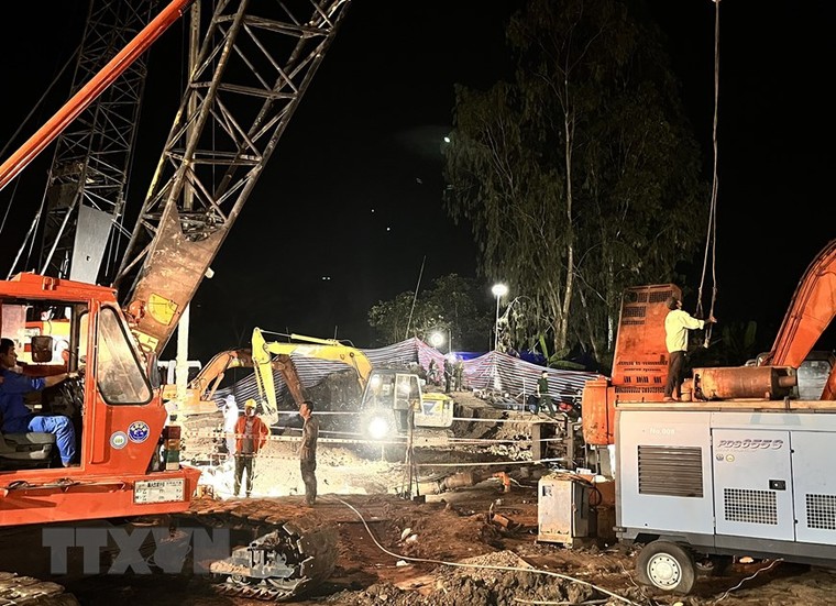 Vẫn chưa thể giải cứu bé trai bị rơi xuống cọc bê tông ảnh 1