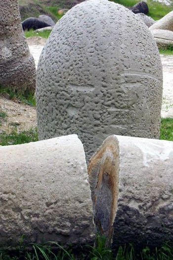 Những tảng đá bí ẩn biết ‘sinh nở’ ở Romania ảnh 3