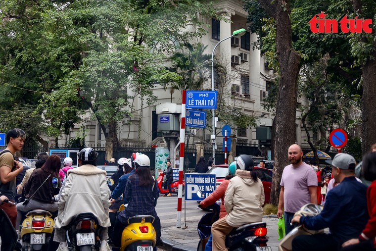 Hồ Gươm, phố cổ Hà Nội đông nghịt khách du Xuân ảnh 9