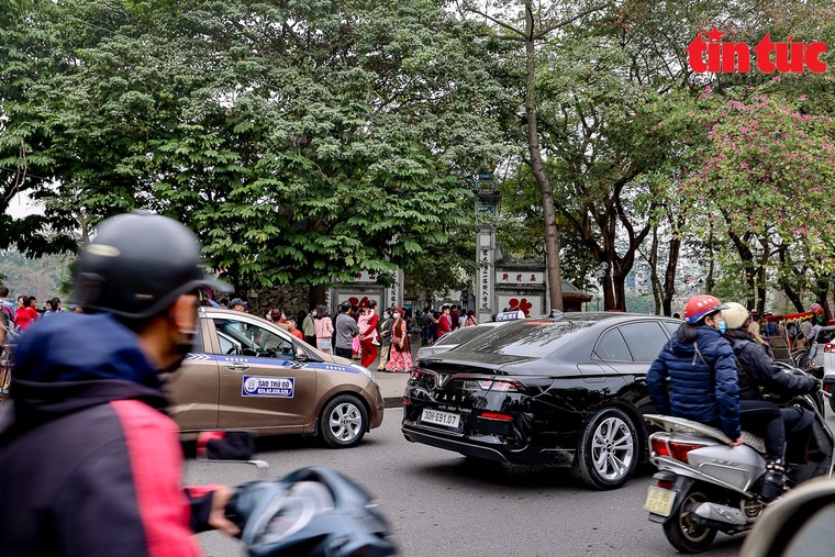 Hồ Gươm, phố cổ Hà Nội đông nghịt khách du Xuân ảnh 10