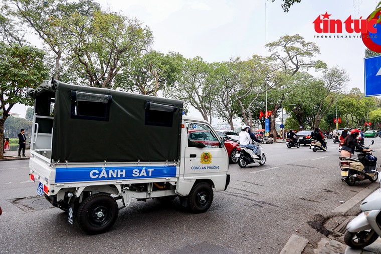 Hồ Gươm, phố cổ Hà Nội đông nghịt khách du Xuân ảnh 11