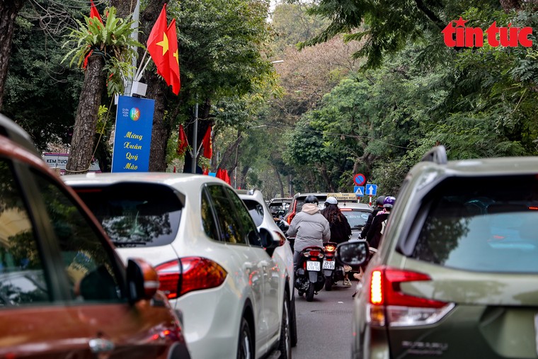 Hồ Gươm, phố cổ Hà Nội đông nghịt khách du Xuân ảnh 1