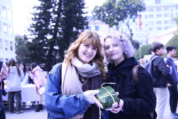 Sinh viên quốc tế thích thú trải nghiệm văn hóa Tết Việt ảnh 1