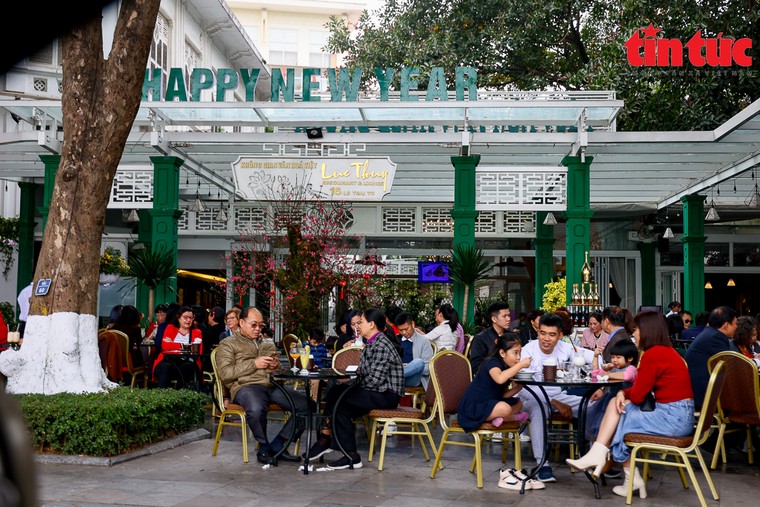 Hồ Gươm, phố cổ Hà Nội đông nghịt khách du Xuân ảnh 2