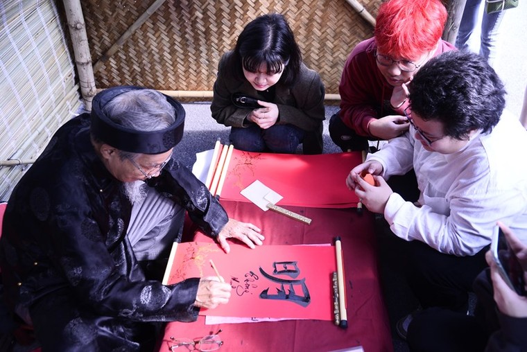 Sinh viên quốc tế thích thú trải nghiệm văn hóa Tết Việt ảnh 4