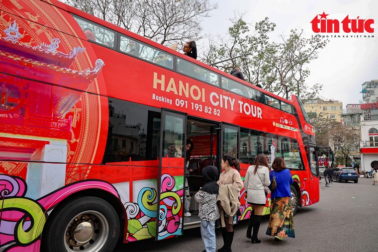 Hồ Gươm, phố cổ Hà Nội đông nghịt khách du Xuân ảnh 4