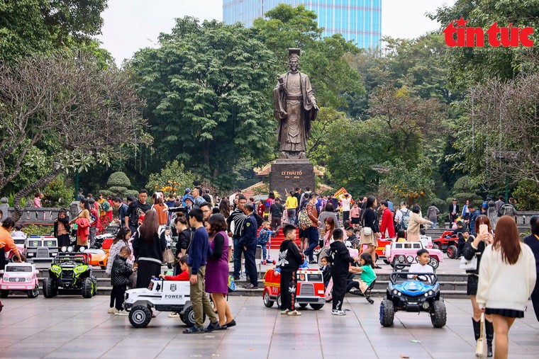 Hồ Gươm, phố cổ Hà Nội đông nghịt khách du Xuân ảnh 6