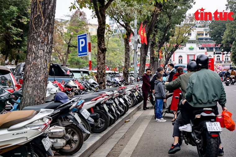 Hồ Gươm, phố cổ Hà Nội đông nghịt khách du Xuân ảnh 7