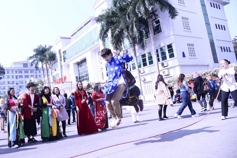 Sinh viên quốc tế thích thú trải nghiệm văn hóa Tết Việt ảnh 8