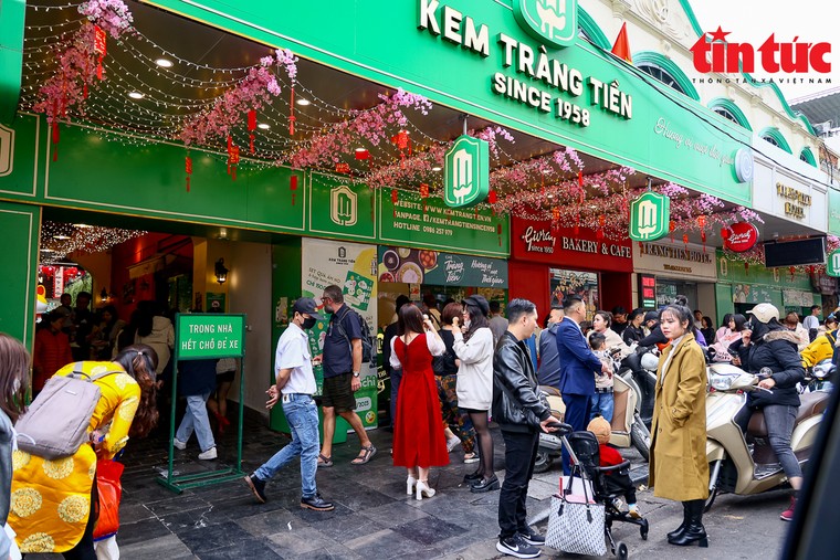 Hồ Gươm, phố cổ Hà Nội đông nghịt khách du Xuân ảnh 8