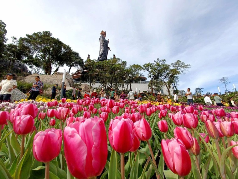 Vượt qua nhiều điểm đến tâm linh, lượng khách đến Núi Bà Đen cán mốc 1,5 Triệu lượt sau tết Quý Mão ảnh 6