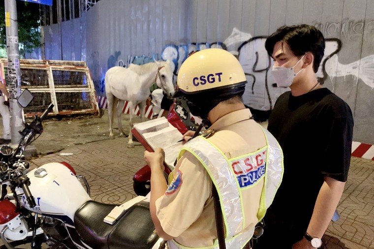 Xử phạt người đàn ông cưỡi ngựa đi vào làn đường xe cơ giới ảnh 1