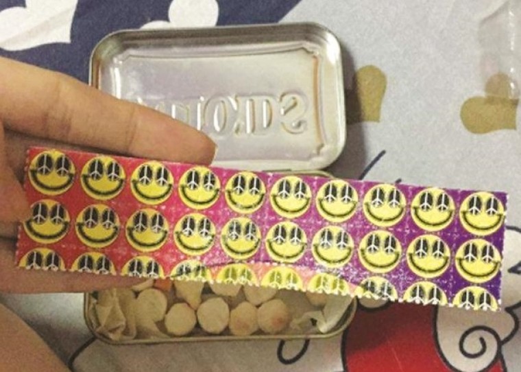 Nhập vai 'con nghiện' đi mua ma túy 'tem giấy' ảnh 2