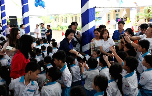 Quỹ sữa Vươn cao Việt Nam và Vinamilk trao tặng sữa cho trẻ em Cần Thơ ảnh 1